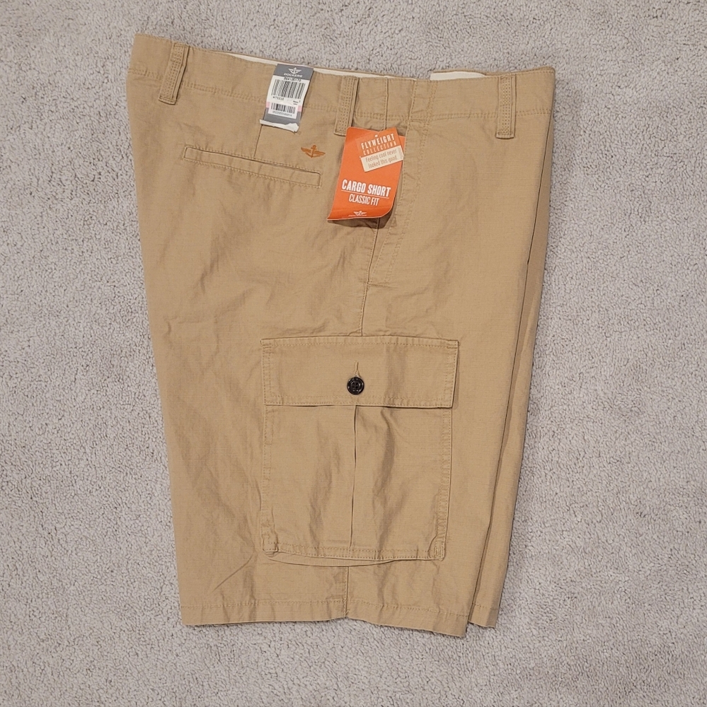 Size 40 Dockers Pacific Classic Fit Cargo Shorts, Tan